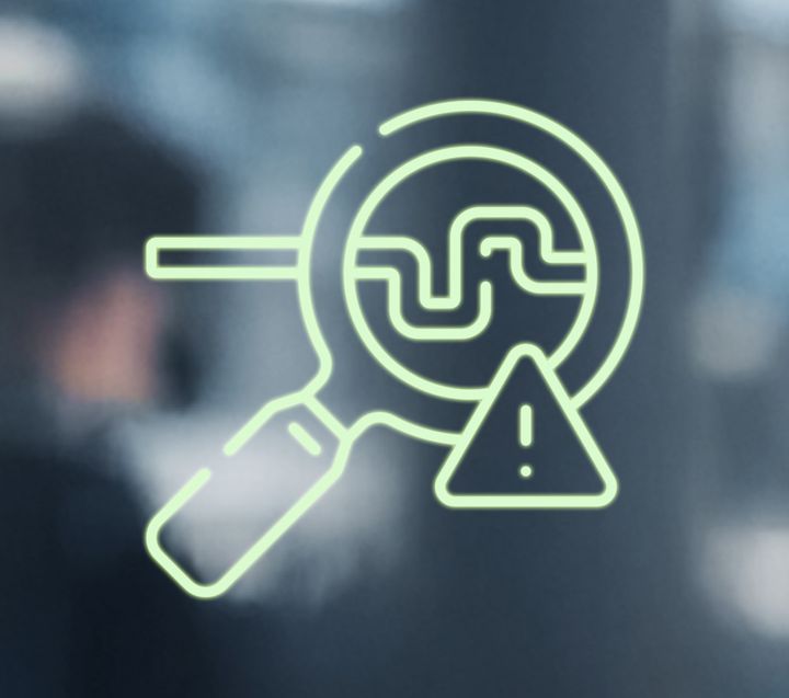 Symbol einer Lupe mit Warnzeichen