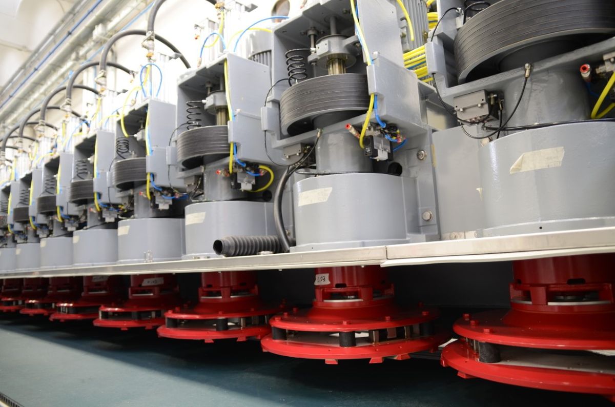 Series of polishing machines from Breton with rotating brush heads in a Breton machine for the surface treatment of natural and artificial stone.