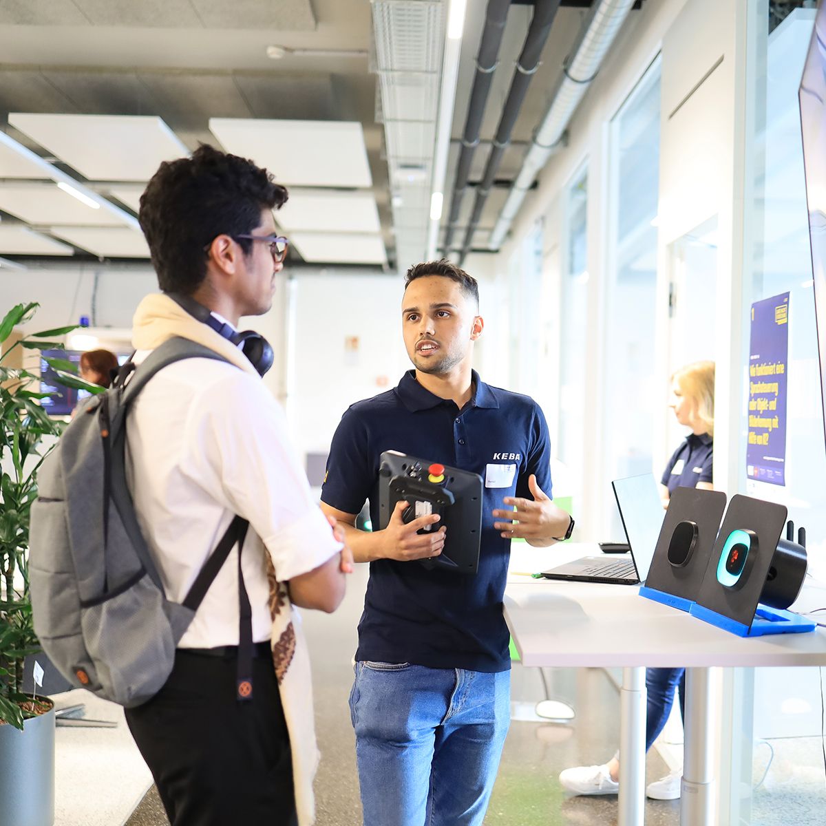 Lange Nacht der Forschung - Besucher:innen bei KEBA