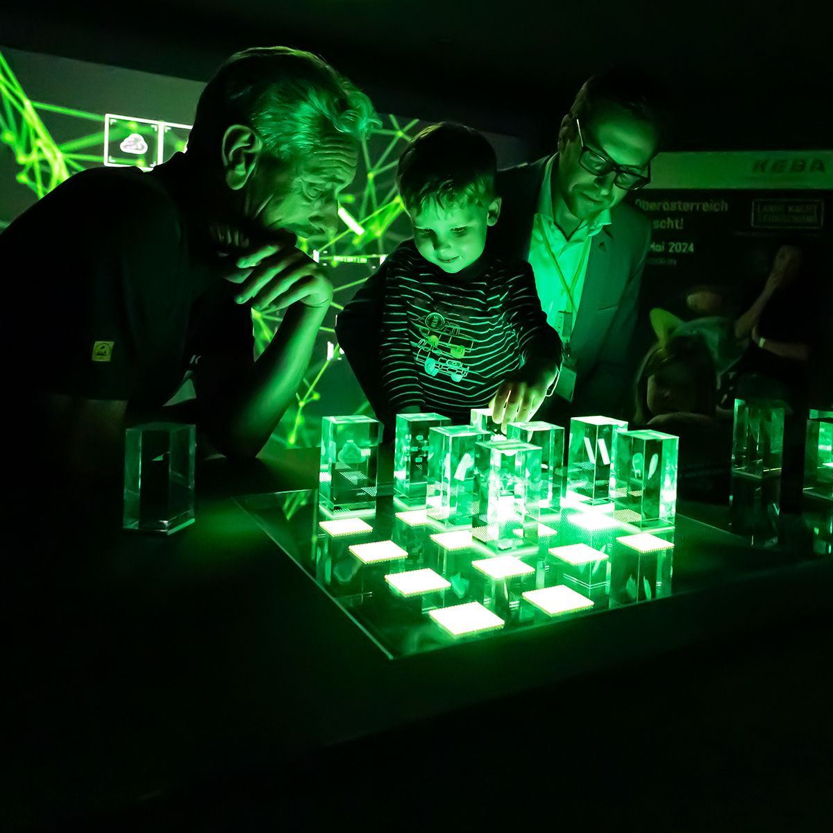 Lange Nacht der Forschung - Besucher:innen im KEBA InnoSpace