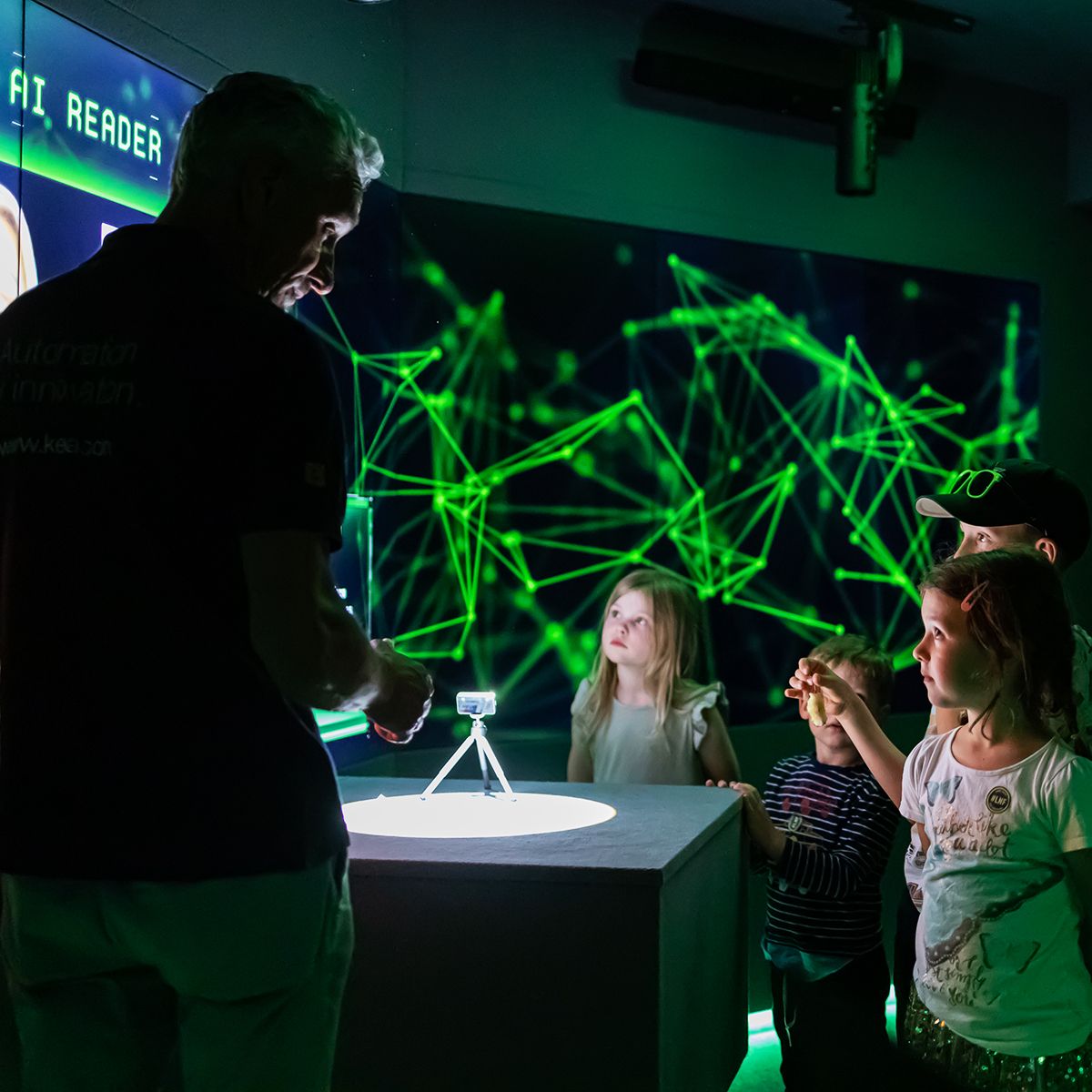 Lange Nacht der Forschung - kleine Besucher:innen im KEBA InnoSpace