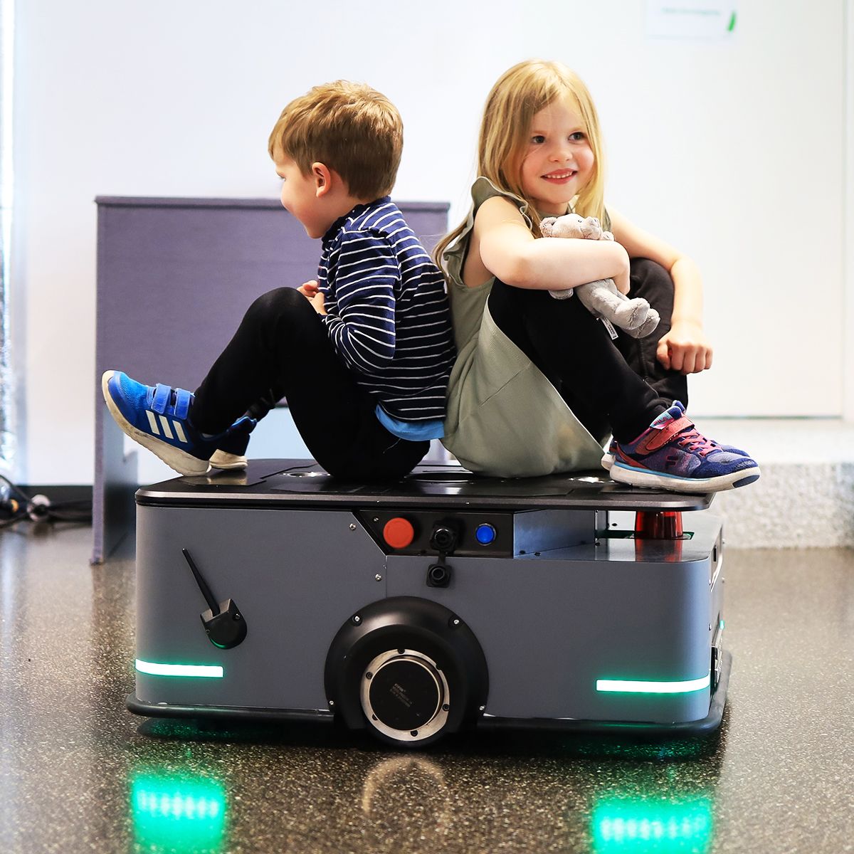 Lange Nacht der Forschung - Kinder auf einem fahrenden Roboter