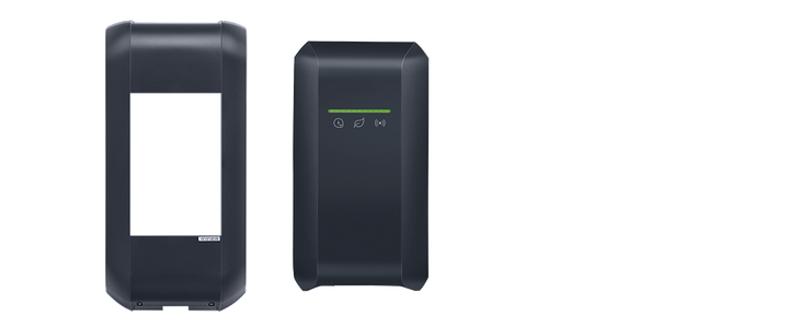 Zu sehen ist eine Wallbox mit schwarzem Design-Cover.