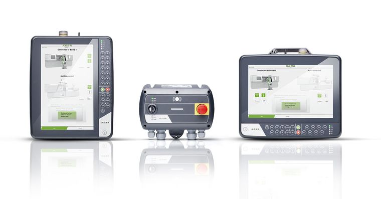 Drei KeTop-Bedienfelder mit Bildschirmen, auf denen Schnittstellen, Tasten und Drehregler angezeigt werden, sind in einer Reihe auf einer reflektierenden Oberfläche angeordnet.