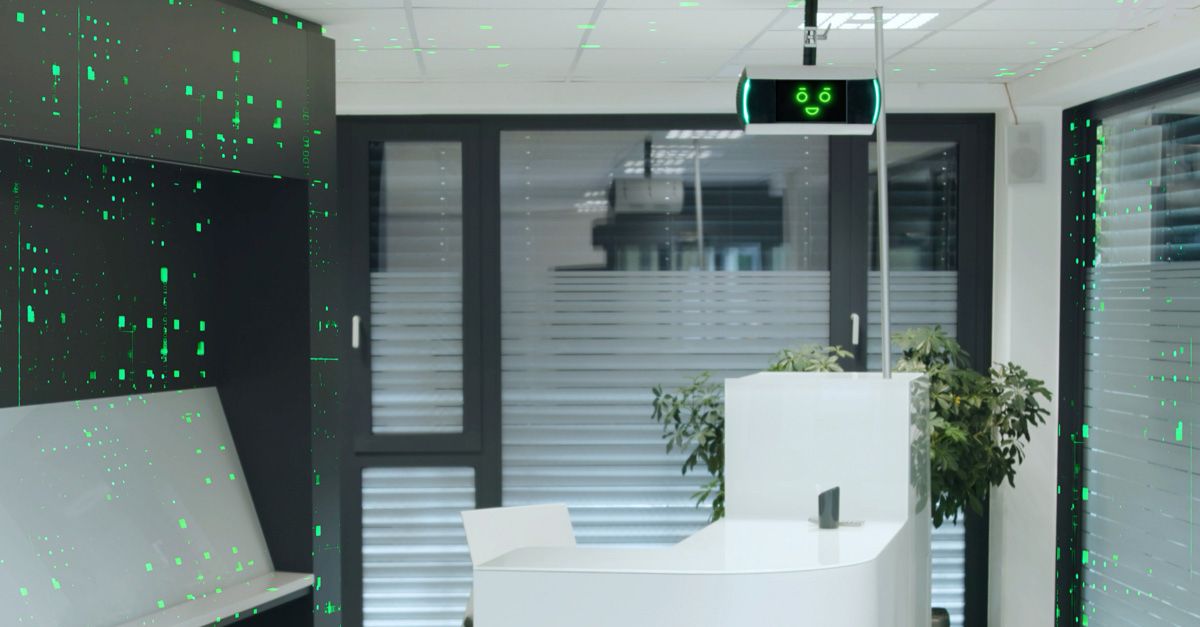 Moderne Bankfiliale mit Personen an Geldautomaten, KI-Assistent KeBob im Einsatz und Kunden beim Betreten durch Glastüren.