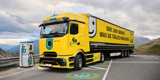 hofmann & neffe e-truck davanti alla stazione di ricarica rapida KeContact DCA10