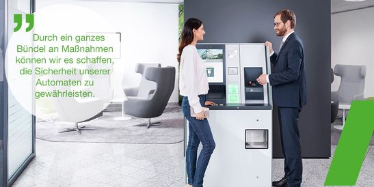 Zwei Personen in Businesskleidung stehen neben einem Cash-Recycler in einer modernen Bankfiliale.