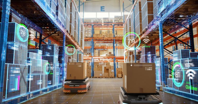 Automatisiertes Lager mit Roboterwagen, die Kartons transportieren, digitalen Schnittstellen, die Daten anzeigen, und Regalen, die mit Waren bestückt sind.