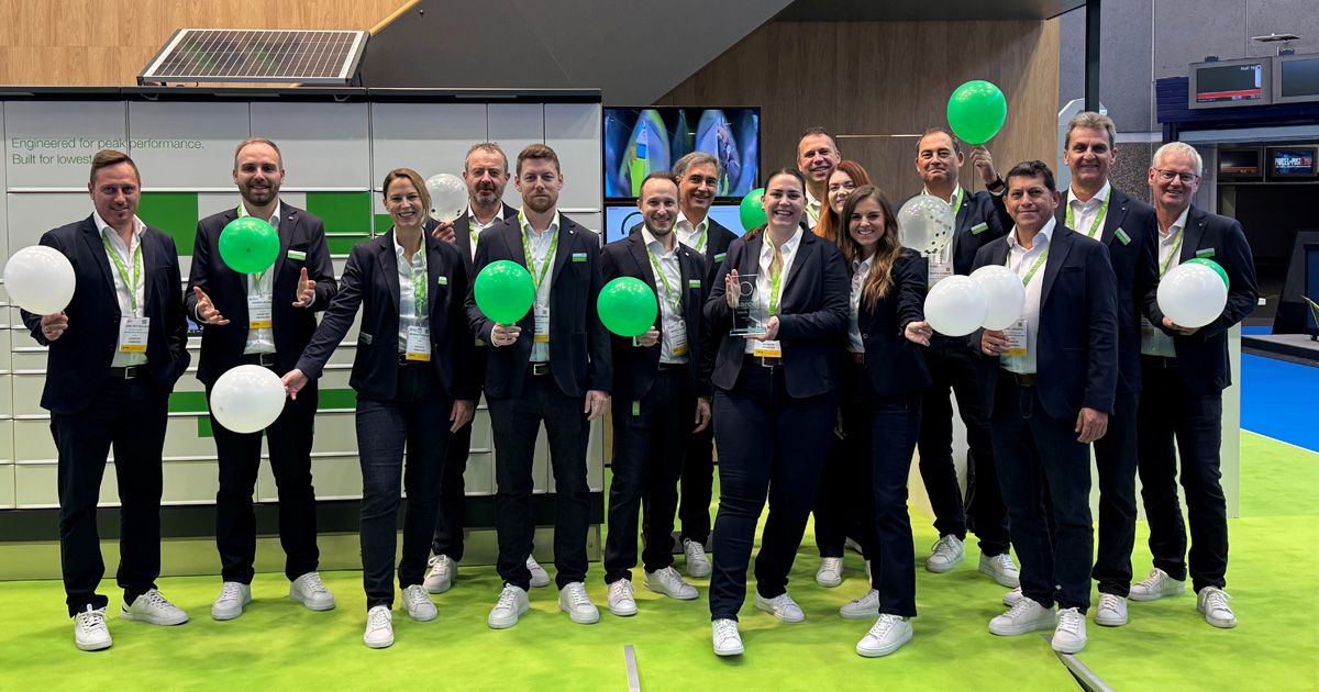 Ein Team von KEBA Mitarbeitenden mit grünen und weißen Luftballons auf der Parcel+Post Expo 2025.