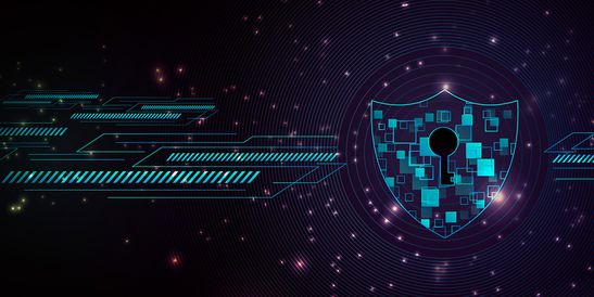 Digitales Schild mit Schaltkreismustern auf einem dunklen, sternenklaren Hintergrund, das Cybersicherheit und Datenschutz symbolisiert.