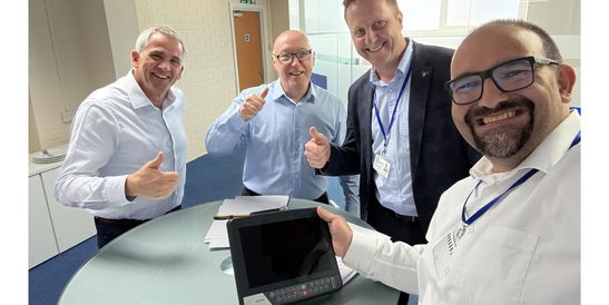 Zur Vertragsunterzeichnung: Gary Kitchin (Managing Director HMK), Patrick Tongs (Sales Director HMK), Martin Schwarz (CSO KEBA Industrial Automation) und Hans-Peter Kranewitter (Business Development & Vertrieb KEBA). - lachend und mit Daumen hoch
