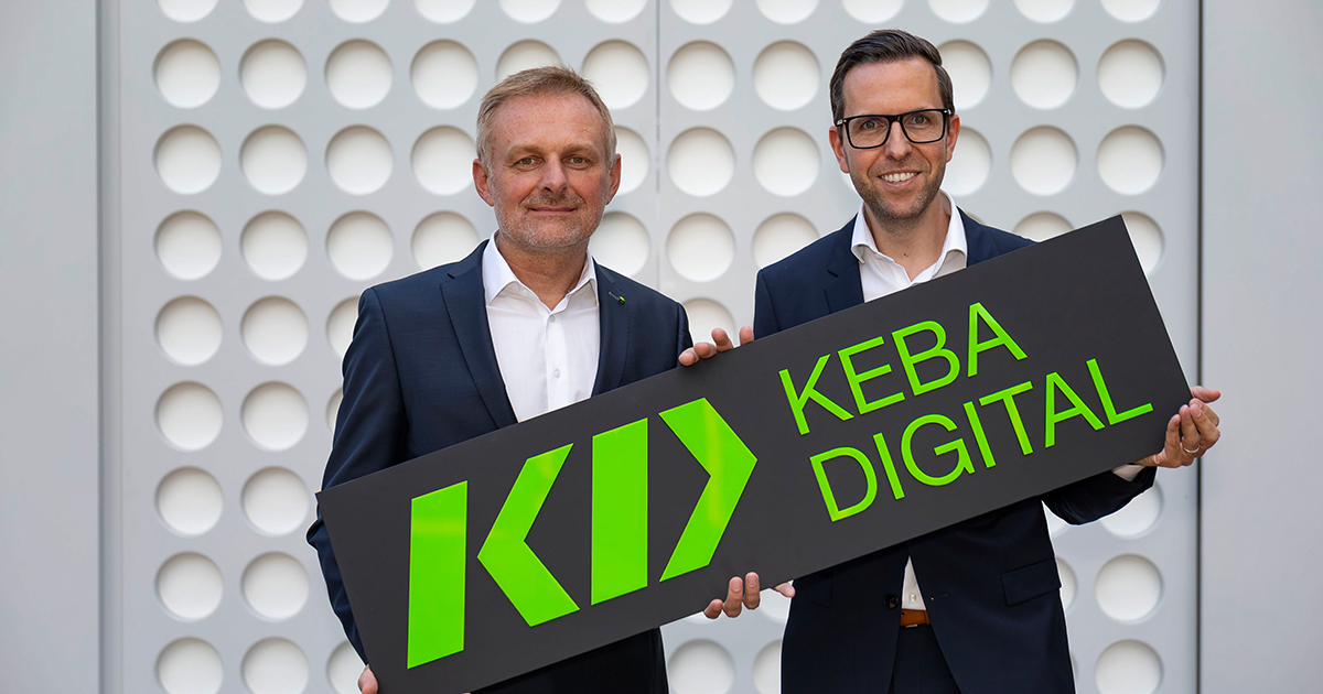 Andreas Schoberleitner, CFO von KEBA, und Christoph Knogler, CEO von KEBA, stehen gemeinsam vor einer kreativ gestalteten Wand und blicken selbstbewusst in die Kamera.