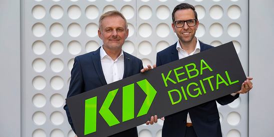 Andreas Schoberleitner, CFO von KEBA, und Christoph Knogler, CEO von KEBA, stehen gemeinsam vor einer kreativ gestalteten Wand und blicken selbstbewusst in die Kamera.