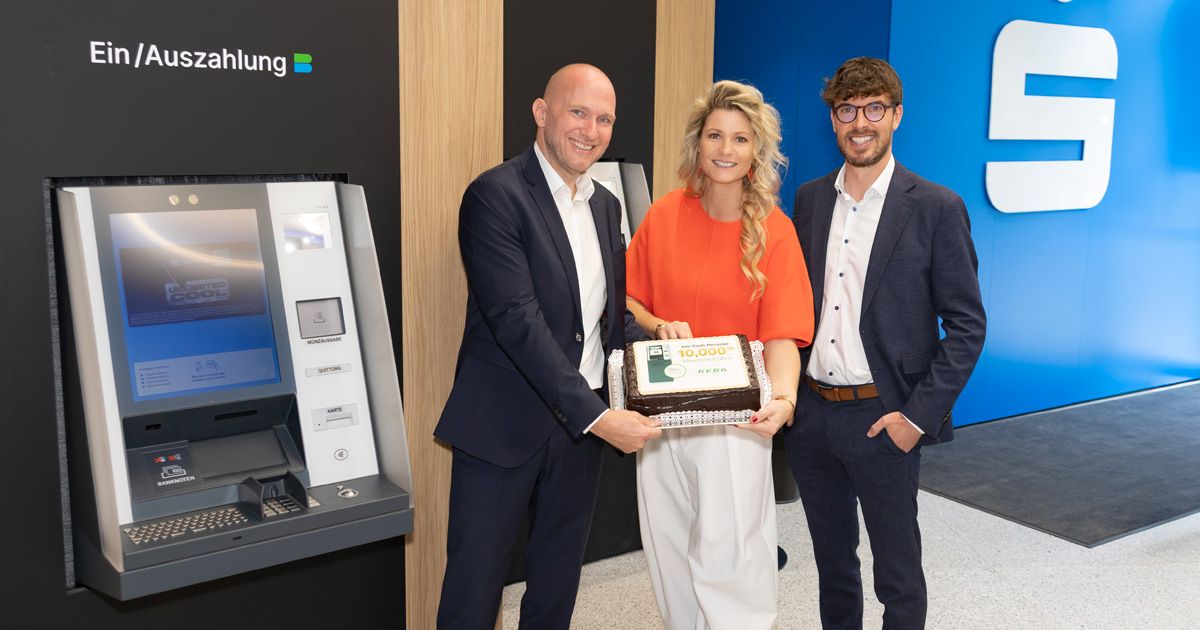 Bernhard Koppler, Key Account Manager Austria at KEBA; Janine Kohl-Peterke, Head of the Linz Central Region Market Area at Sparkasse Oberösterreich; and Philipp Katzenberger, Sales Director Austria and International at KEBA, holding a cake to mark the 10,000th cash recycler at Sparkasse Oberösterreich