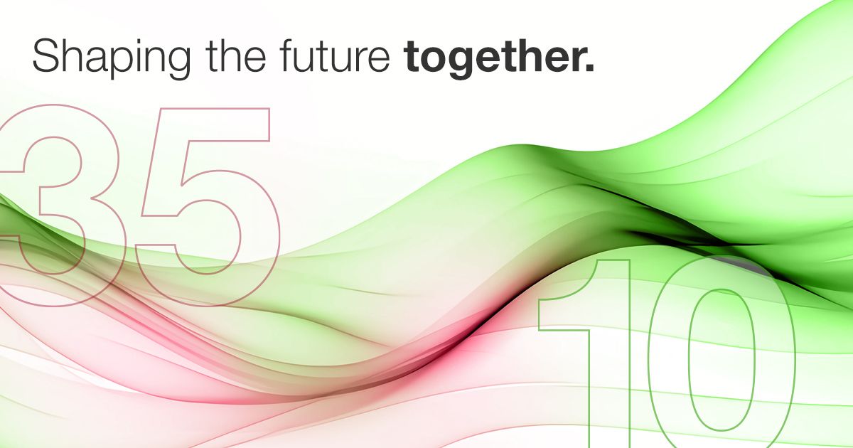 Ein Team von KEBA Mitarbeitenden mit grünen und weißen Luftballons auf der Parcel+Post Expo 2025.