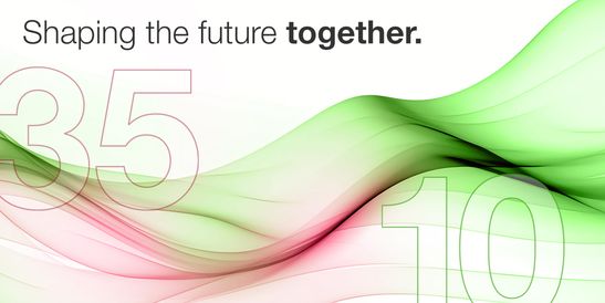 Ein Team von KEBA Mitarbeitenden mit grünen und weißen Luftballons auf der Parcel+Post Expo 2025.