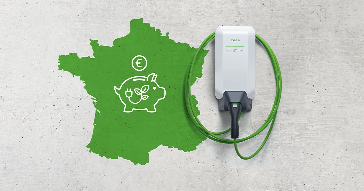 Un chargeur de véhicule électrique blanc avec un câble vert est placé sur une carte de France, présentant une tirelire avec un symbole de prise électrique et un signe euro.