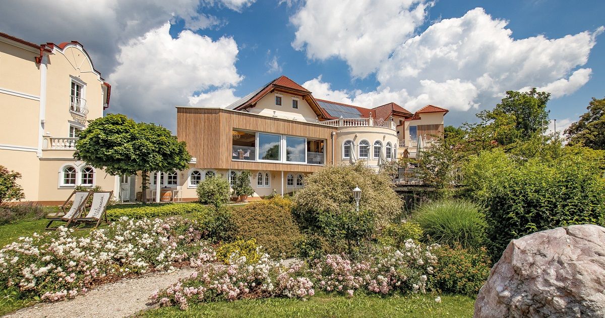 Exterior view of Hotel Bergergut with beautifully maintained garden.