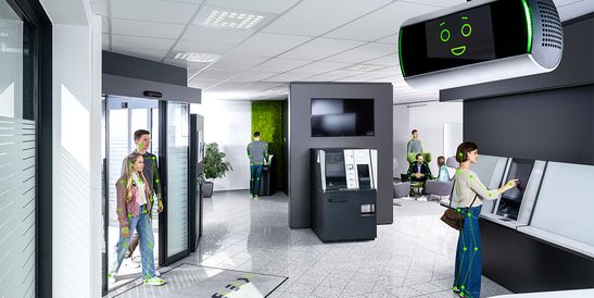 Moderne Bankfiliale mit Personen an Geldautomaten, KI-Assistent KeBob im Einsatz und Kunden beim Betreten durch Glastüren.
