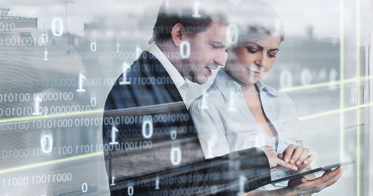 Zwei Geschäftsleute arbeiten gemeinsam am Tablet