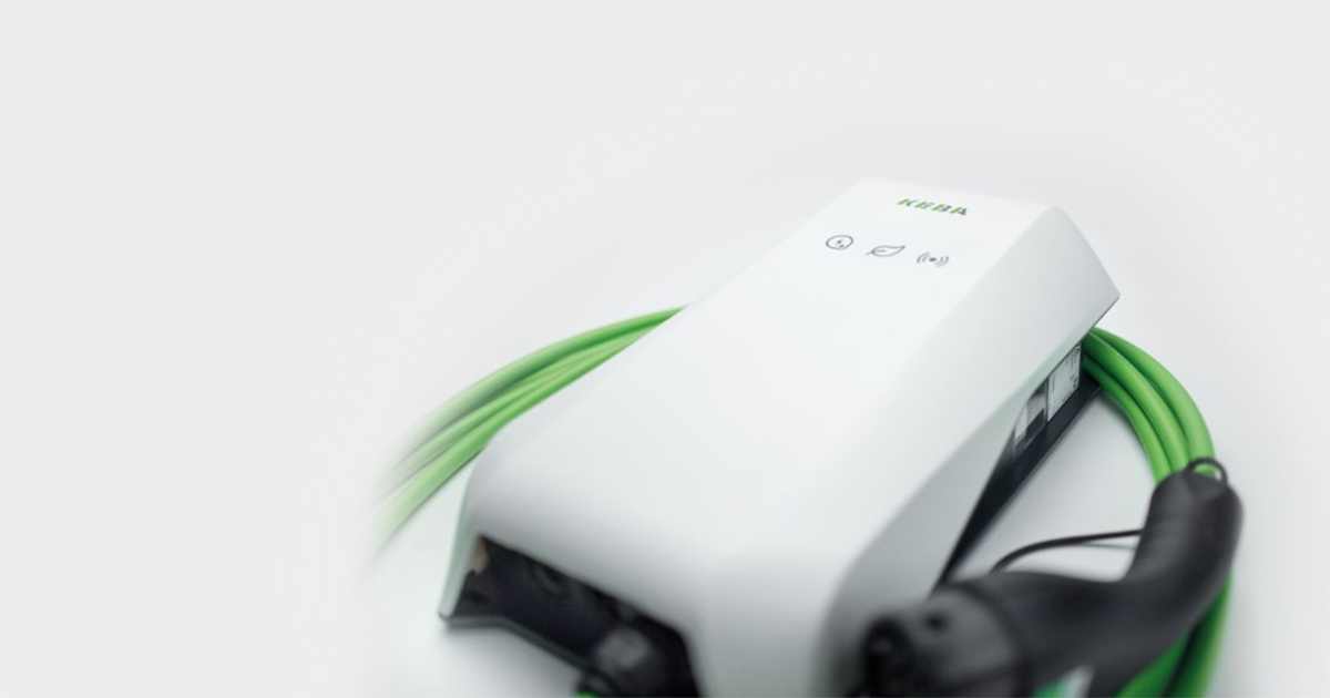 Illustration d’un véhicule électrique en cours de recharge, mettant en valeur la mobilité durable et l’usage de bornes électriques