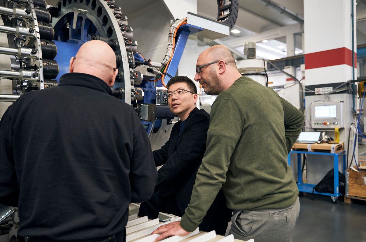 Employees from SPL and KEBA are discussing a newly developed production machine directly on the shop floor. 