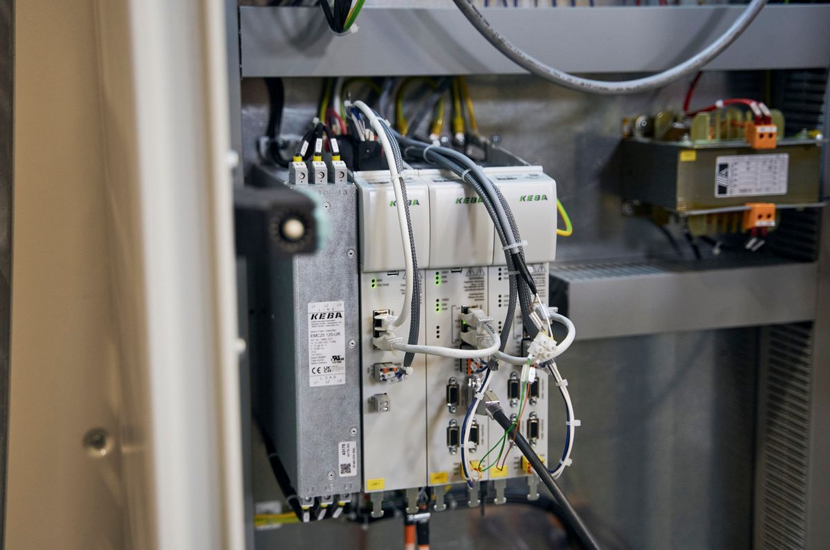 Control cabinet with integrated control and drive components of an SPL production system. The electrical modules and wiring enable precise machine control and reliable industrial automation processes. 