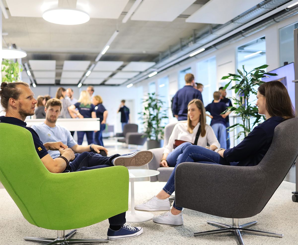 Lange Nacht der Forschung - Besucher:innen bei KEBA