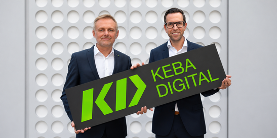 Andreas Schoberleitner, CFO von KEBA, und Christoph Knogler, CEO von KEBA, stehen gemeinsam vor einer kreativ gestalteten Wand und blicken selbstbewusst in die Kamera.