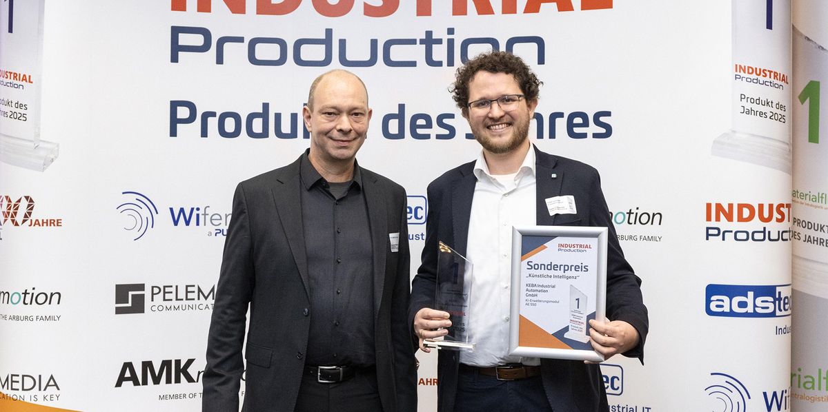 Andreas Mühlbauer, Editor-in-Chief of INDUSTRIAL Production and Stefan Fischereder, Product Manager Industrial AI at KEBA. Stefan Fischereder holds the glass trophy and the certificate with the inscription “Special Award for Artificial Intelligence”
