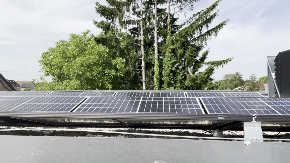 PV-Anlage (Photovoltaikanlage) auf einem Hausdach zur Stromerzeugung.