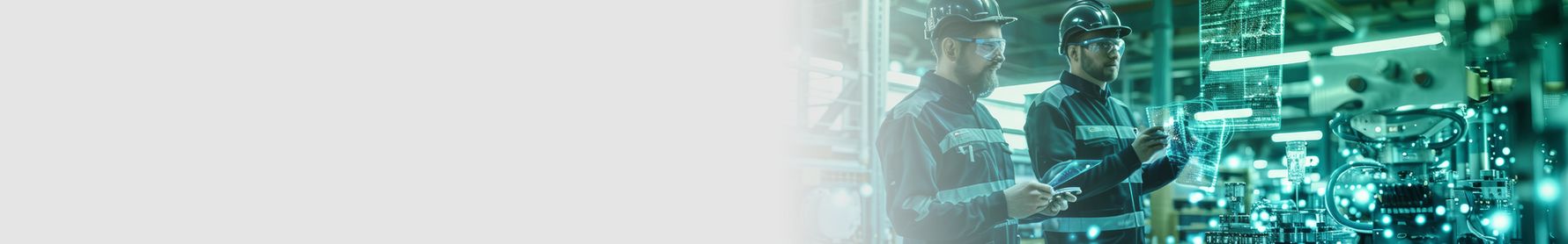 Zwei Techniker in Uniformen und Helmen halten Tablets in der Hand und überprüfen Maschinen in einer hell beleuchteten Industrieumgebung.