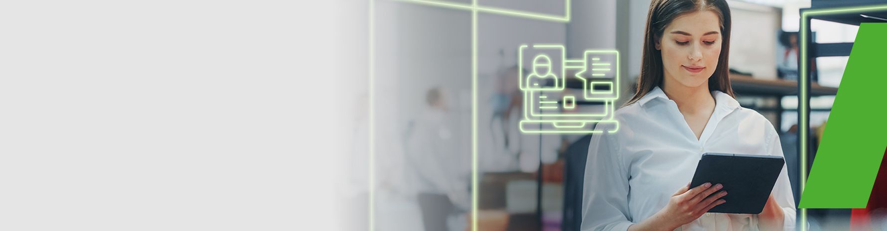 Junge Frau arbeitet mit einem Tablet; Symbol für digitale Kundenkommunikation im Hintergrund.