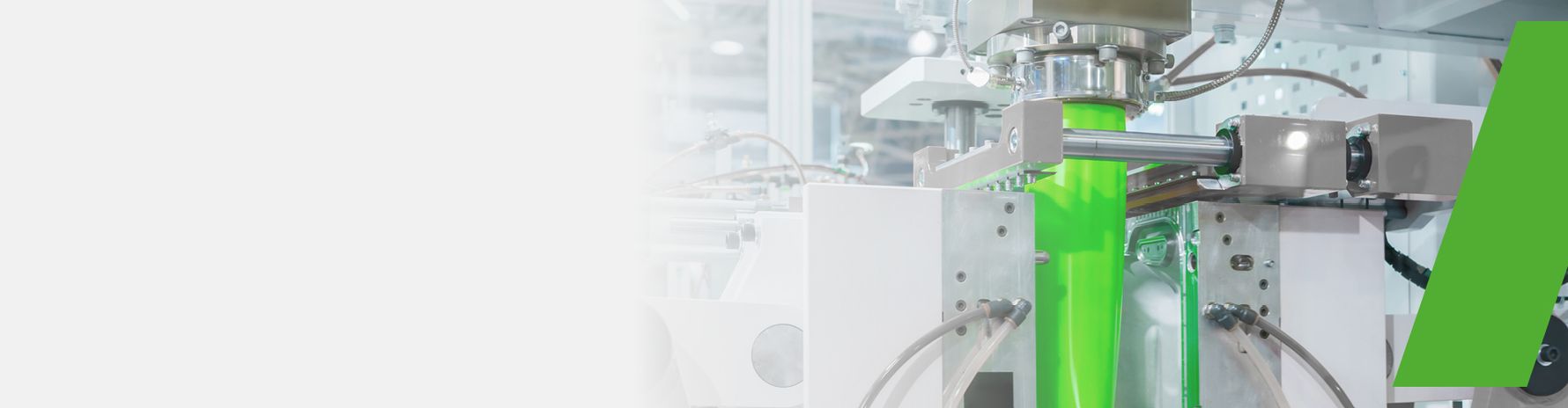 Industrielle Blasformmaschine mit grüner Kunststoffmasse in einem modernen Fertigungsumfeld.