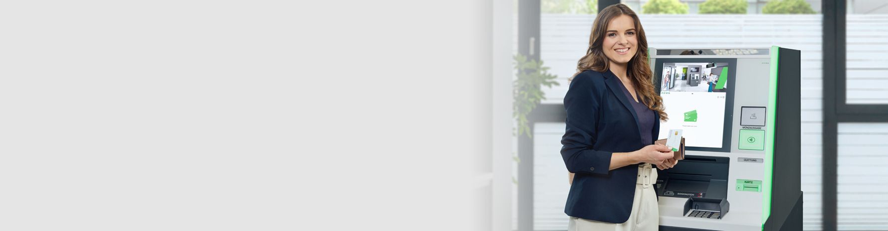 Lächelnde Gesichter aus allen Lebensbereichen kommen in einer fröhlichen, vielfältigen Gruppe zusammen, die Wärme und Verbundenheit ausstrahlt.