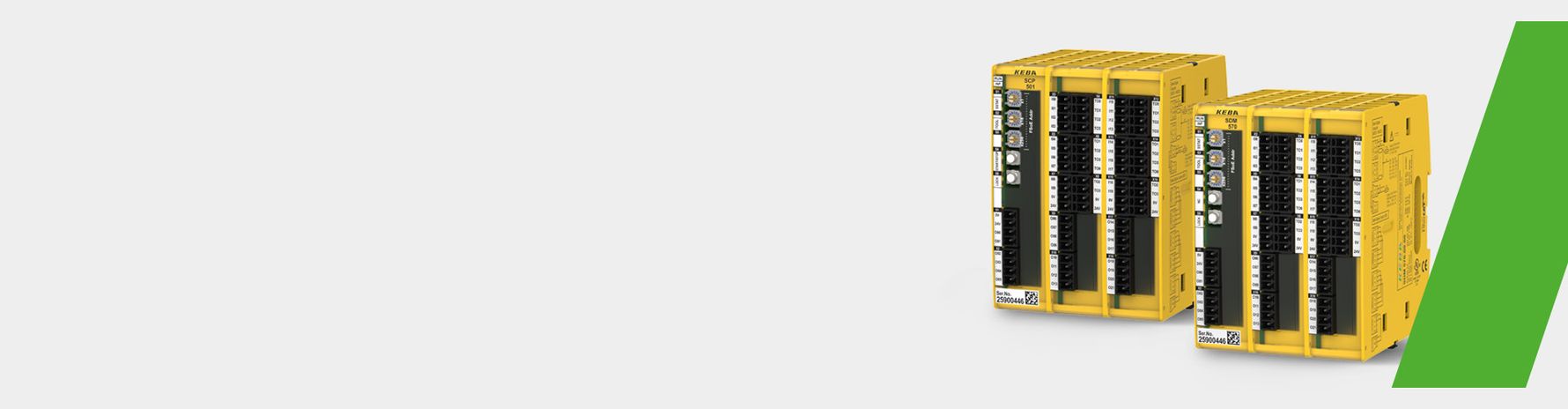 Zwei gelbe industrielle Sicherheitssteuerungen (KeSafe C5) mit mehreren Anschlüssen und Tasten, vor einem hellen Hintergrund mit einem grünen diagonalen Streifen auf der rechten Seite.
