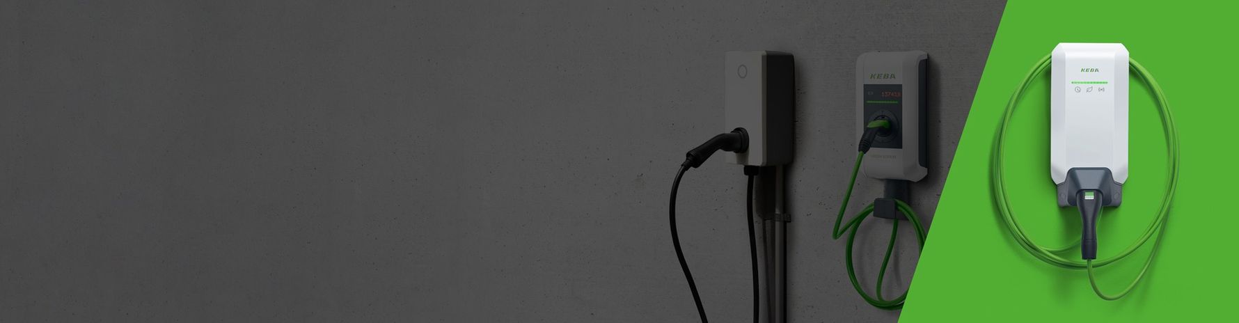 Eine wandmontierte, veraltete AC-Ladestation vor schwarzem Hintergrund, mit angeschlossenem Kabel sowie einer vergrößerten Detailansicht (Close-up) als Einblendung auf der rechten Seite auf grünem Hintergrund.