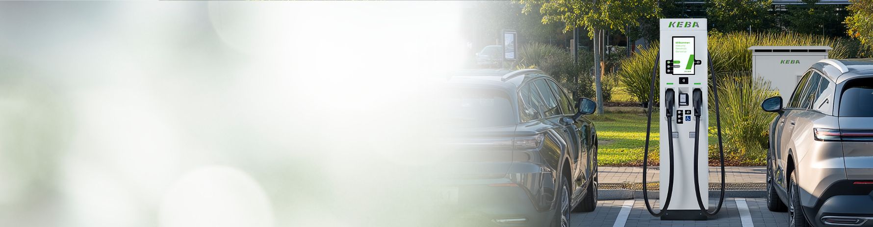Die Ladestation KeContact DCS10 in Kombination mit der externen Leistungseinheit KeContactDCU10 steht vor einem modernen Unternehmensgebäude.e in einer natürlichen Umgebung mit Bäumen und Wolken im Hintergrund.
