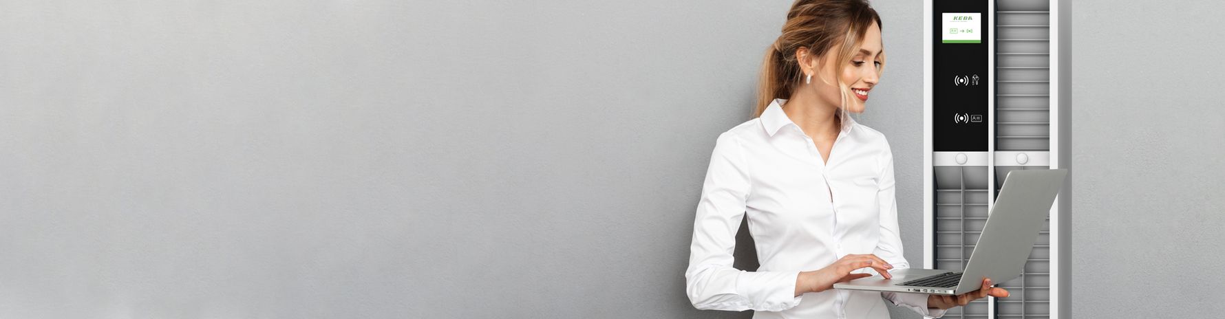 Eine Person verwendet einen Laptop.