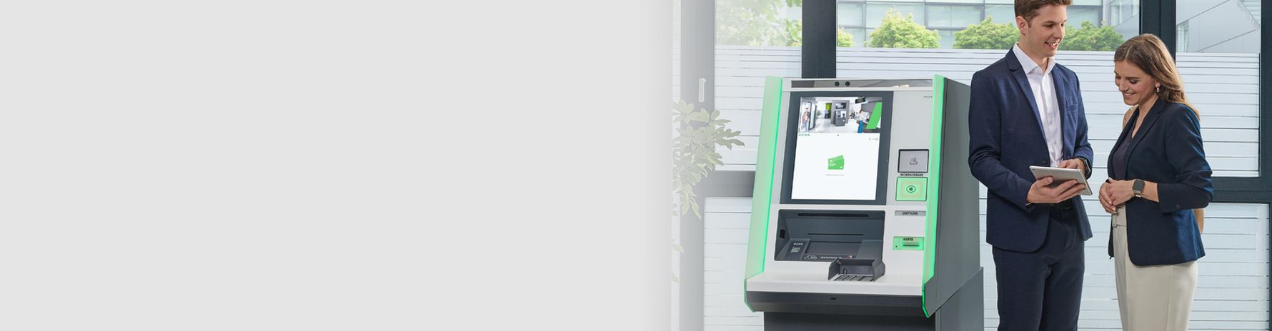 Lächelnde Gesichter aus allen Lebensbereichen kommen in einer fröhlichen, vielfältigen Gruppe zusammen, die Wärme und Verbundenheit ausstrahlt.