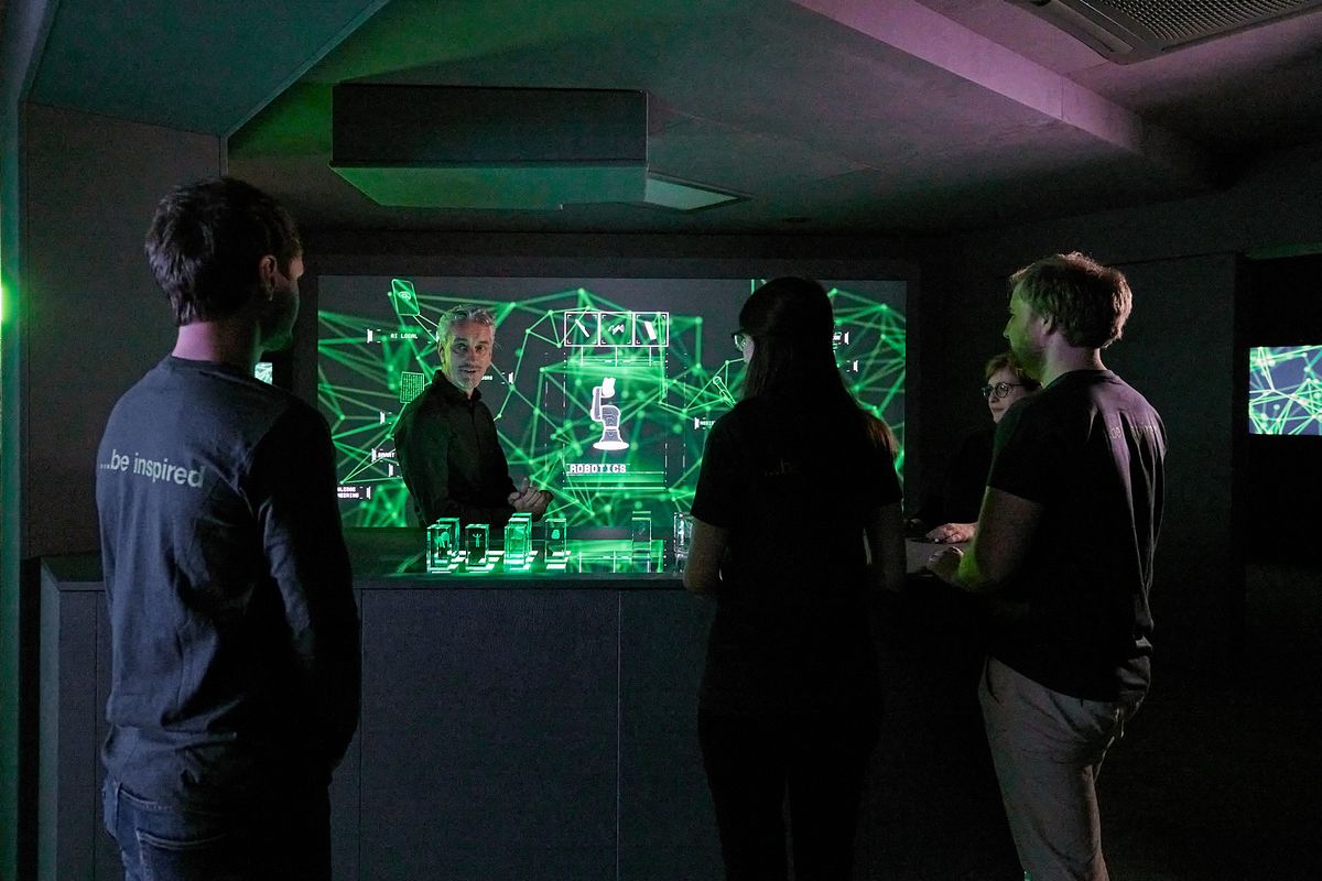 In the KEBA InnoSpace, Thomas Linde presents fascinating future technologies from the field of robotics to a group in an interactive, visually impressive environment with digital projections.