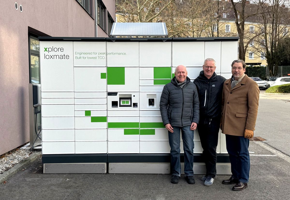 Albert Kastner, Claus Peham, and Michael Mayer are standing in front of the loxmate.