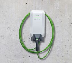 Wallbox KEBA KeContact P40 pentru încărcarea vehiculelor electrice, montată pe un perete de beton, cu cablu verde.