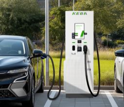 Stație de încărcare KEBA pentru mașini electrice, utilizată într-o parcare – imagine simbolică pentru preluarea soluțiilor de încărcare DC de la EnerCharge.