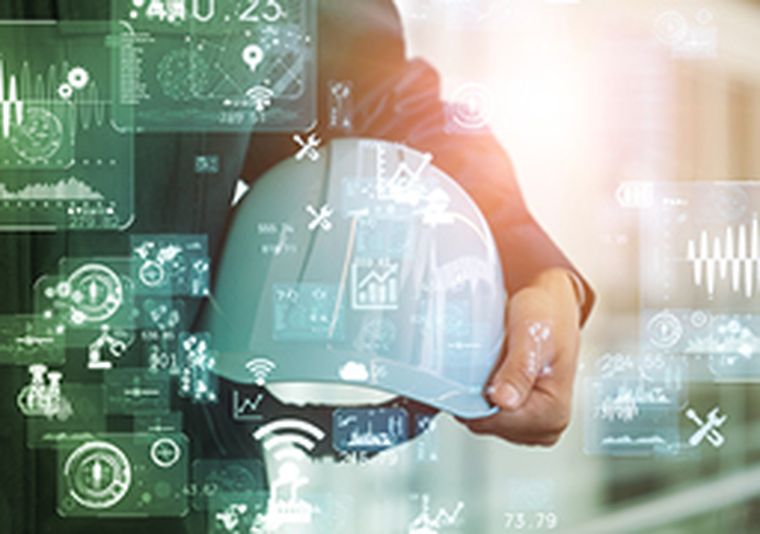 Arbeiter mit hellblauem Sicherheitshelm unter dem Arm. Davor befinden sich wie auf einer Glasscheibe weiße Industrie-Icons.