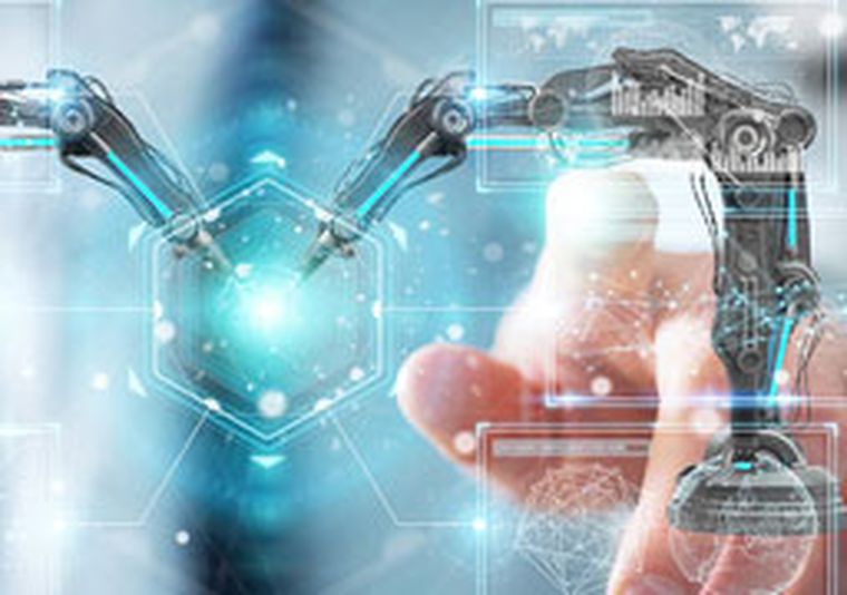 透明なスクリーンに表示されたロボットアームを人差し指でタッチしている。