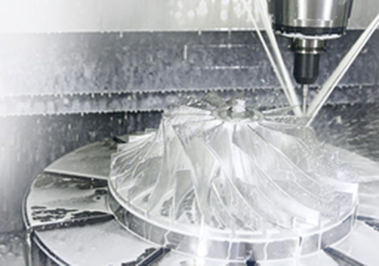 Illustration of a 5-axis CNC milling machine that can process various materials and workpieces An impeller is being manufacturing. A cooling emulsion is injected for cooling.