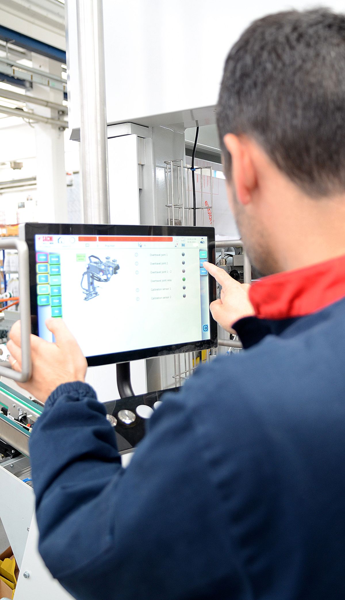 Operatore di macchina utilizza un pannello touch con interfaccia KEBA per controllare e monitorare un impianto industriale. L’immagine rappresenta l’uso intuitivo, l’affidabilità dei processi e l’integrazione di tecnologie HMI moderne.