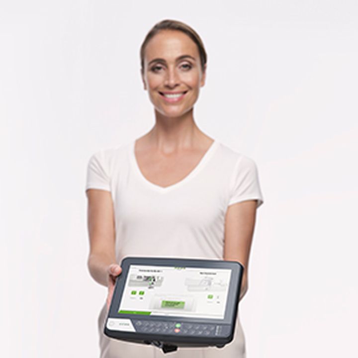 Frau präsentiert lächelnd ein KEBA HMI