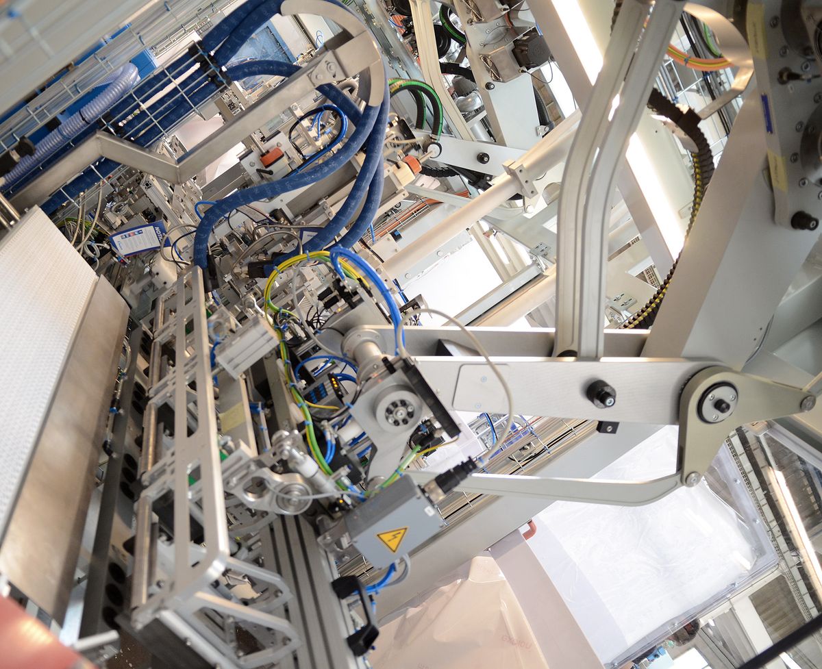 Dettaglio di un modulo macchina automatizzato con bracci meccanici, sensori, tubazioni pneumatiche e componenti di azionamento. L’immagine rappresenta soluzioni di produzione precise e connesse sviluppate grazie alla collaborazione tra SACMI e KEBA.